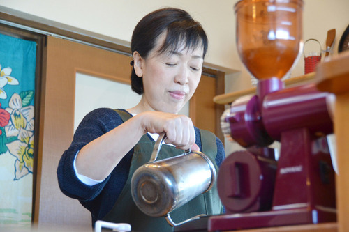 お仕事されている本村志磨さん